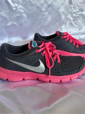 Nike Women's Black Athletic Shoes with Hot Pink Accents